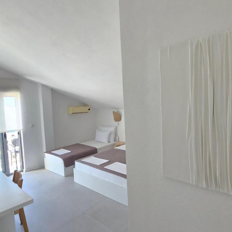 Vele House Walk to Beach - Deluxe Triple Room with Sea View - 3