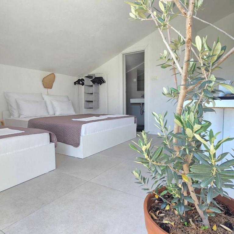 Vele House Walk to Beach - Deluxe Triple Room with Sea View - 13