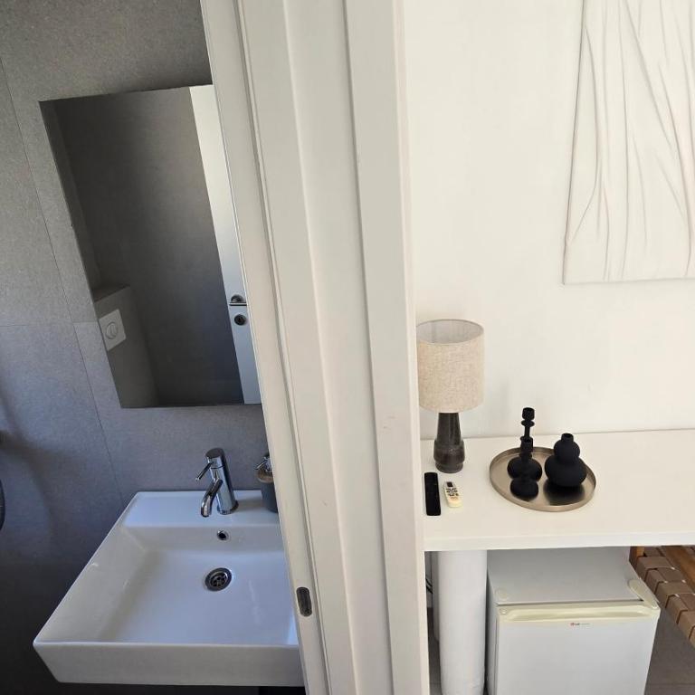 Vele House Walk to Beach - Triple Room with Sea View - 8