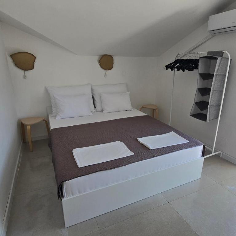 Vele House Walk to Beach - Double Room with Balcony and Sea View - 5