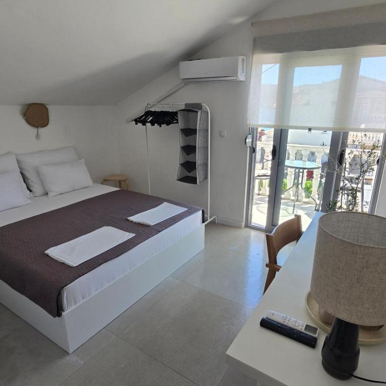 Vele House Walk to Beach - Double Room with Balcony and Sea View - 8