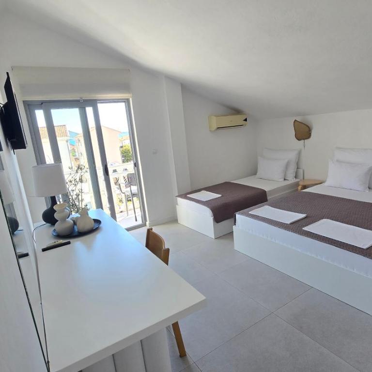 Vele House Walk to Beach - Deluxe Triple Room with Sea View - 5