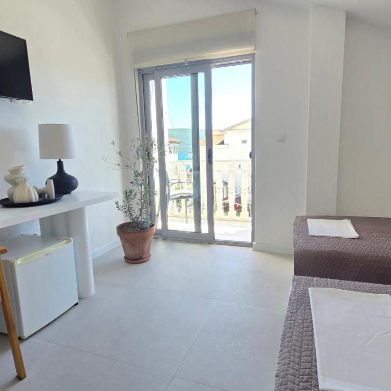 Vele House Walk to Beach - Deluxe Triple Room with Sea View - 12