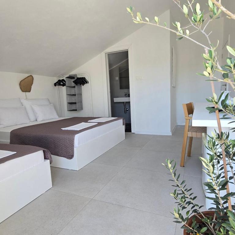 Vele House Walk to Beach - Deluxe Triple Room with Sea View - 11