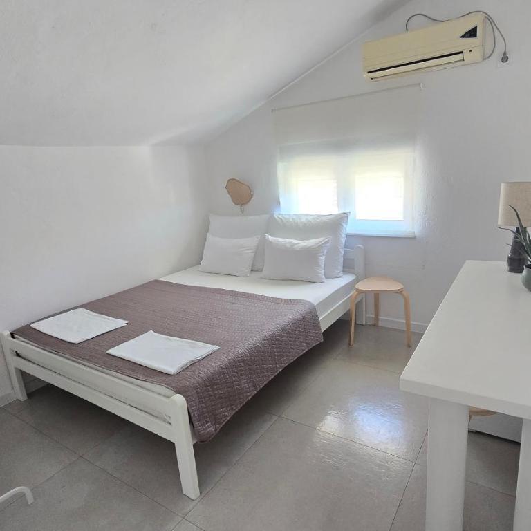 Vele House Walk to Beach - Double Room - 5