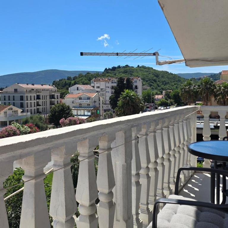 Vele House Walk to Beach - Deluxe Triple Room with Sea View - 16