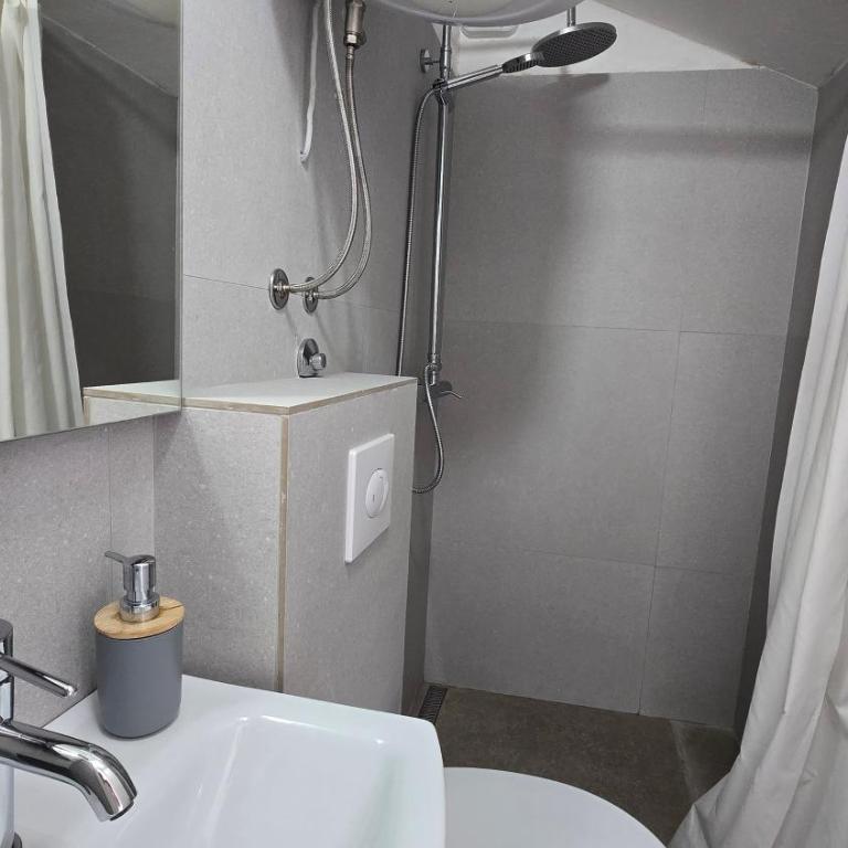Vele House Walk to Beach - Double Room - 8
