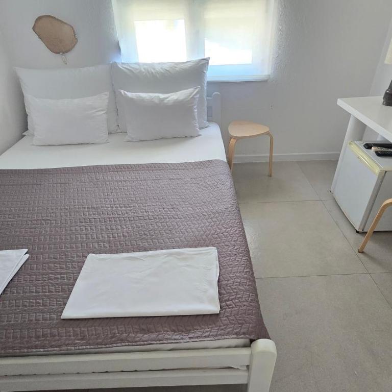 Vele House Walk to Beach - Double Room - 9