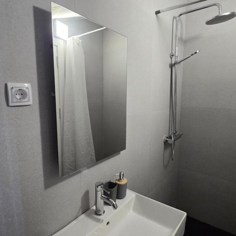Vele House Walk to Beach - Deluxe Triple Room with Sea View - 17