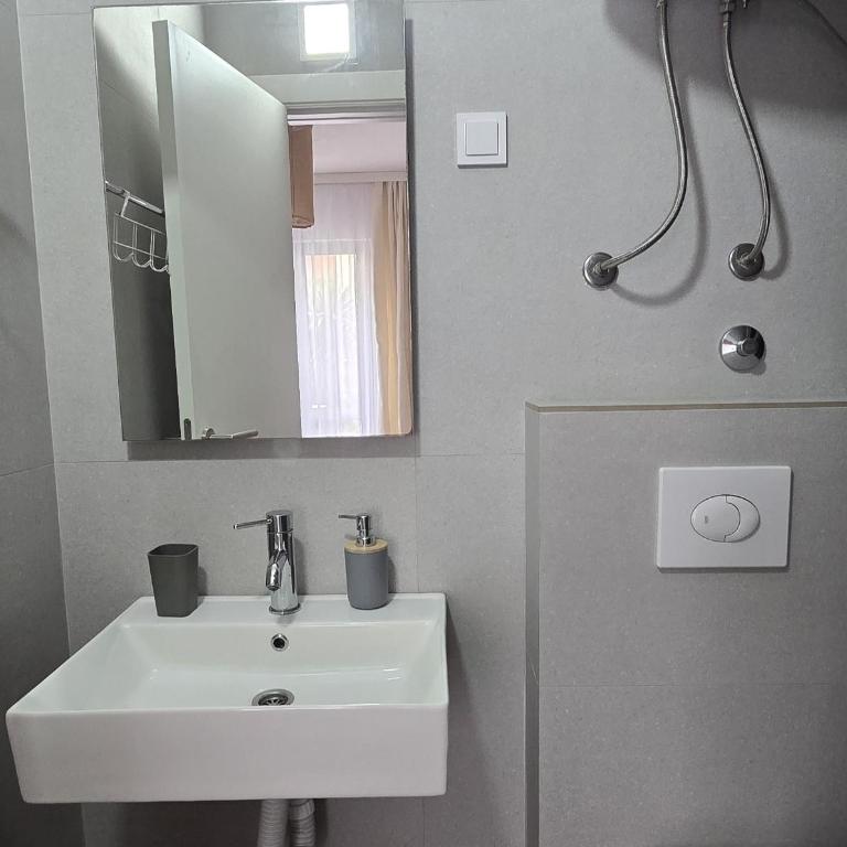 Vele House Walk to Beach - Triple Room with Garden View - 4