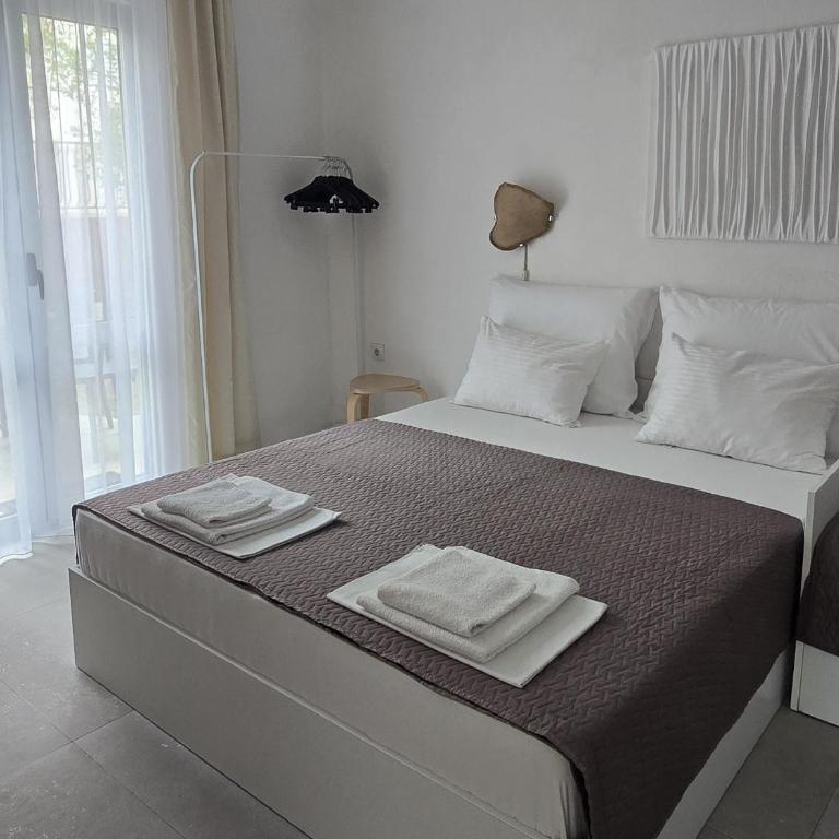 Vele House Walk to Beach - Triple Room with Garden View - 6