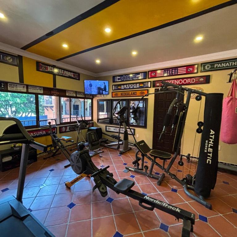 Colonial Mansion - Groups -Pool, Theater, Gym and more - Villa - 24