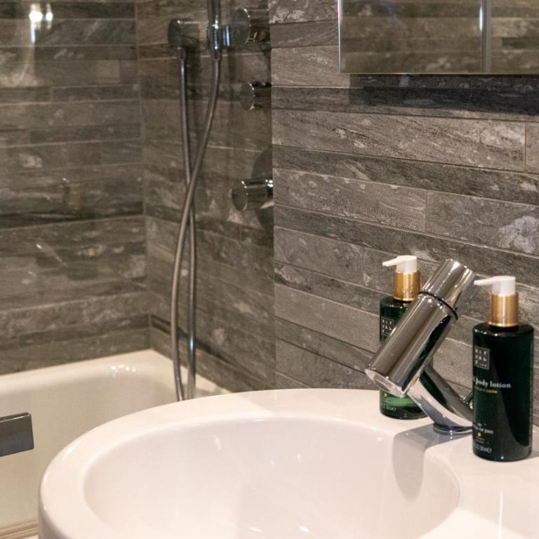 Private luxury 4 bedroom apartment in Flims Waldhaus - Luxuriöse Ferienwohnung mit 4 Schlafzimmern - 25
