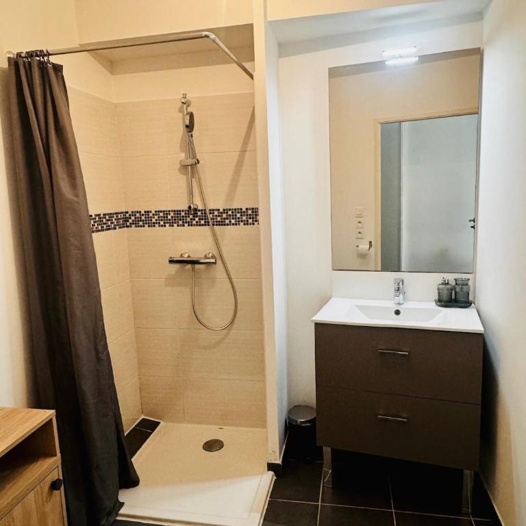 Charmant et spacieux Studio à 10 minutes du centre de Nice et 5 min de l'entrée d'autoroute Accès faciles et dans quartier calme - Appartement 1 Chambre - 16