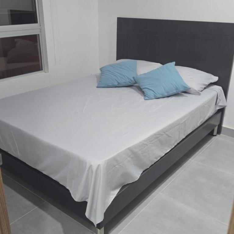 Espectacular casa, piscina privada- Ricaurte - Two-Bedroom House - 17