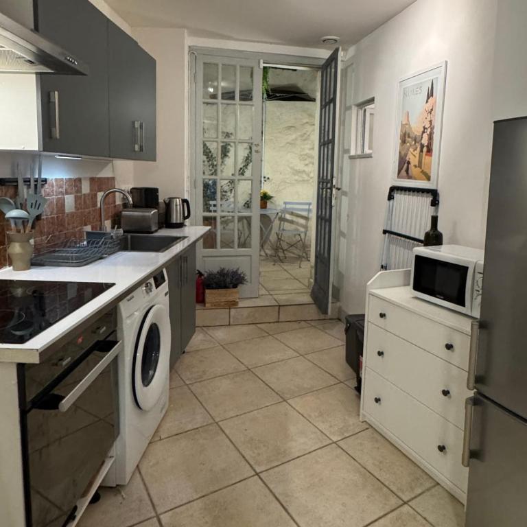 Bright Nîmes Center Flat with Terrace - Appartamento - 6