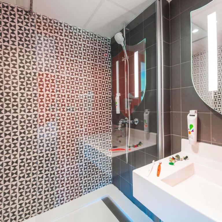 ibis Styles Carcassonne La Cité - Chambre Standard avec 1 Lit Double et 2 Canapés-Lits - 1