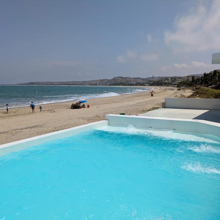 Architect-designed house with pool, beach front - Four-Bedroom House - 15