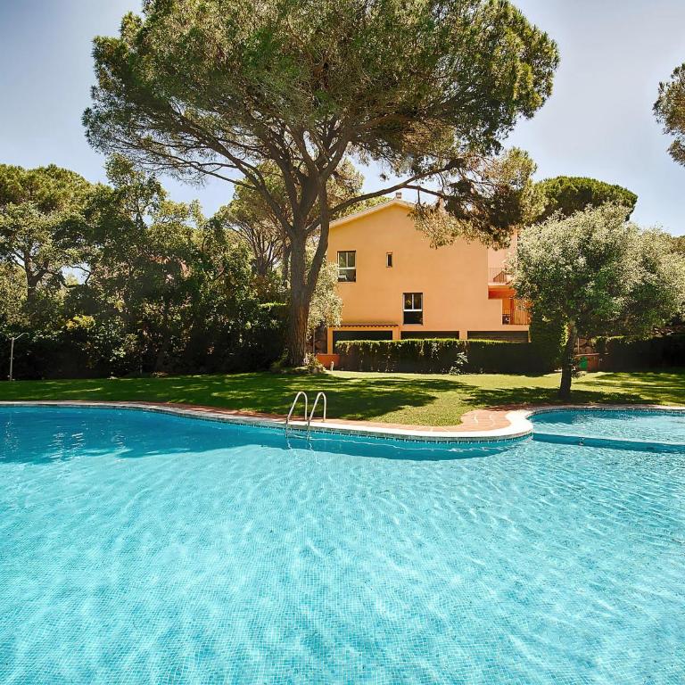 Hermosa Villa en Sant Feliu de Guíxols con Piscina Comunitaria - ES-209-80 - Villa - 3