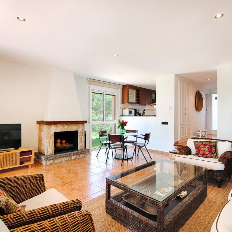 Hermosa Villa en Sant Feliu de Guíxols con Piscina Comunitaria - ES-209-80 - Villa - 6