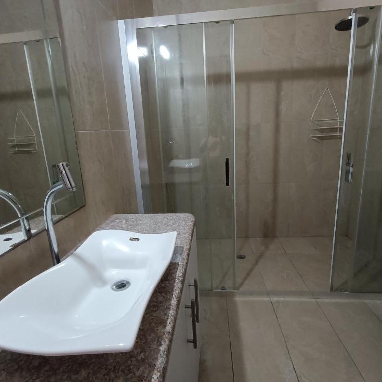 Casa Amplia con Piscina Privada cerca del Malecón - Vacation Home - 5