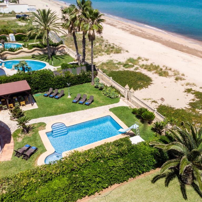 Villa Charlie - Six-Bedroom Villa - 32