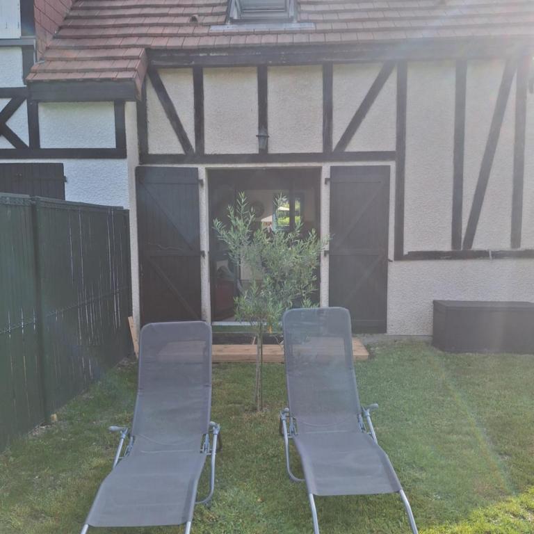 Cottage cosy avec jardin, piscine, tennis et parking - Two-Bedroom House - 27