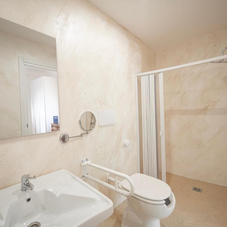 Deledda Rooms Boutique - Camera King con Doccia con Accesso per Sedie a Rotelle - Accesso Disabili - 10