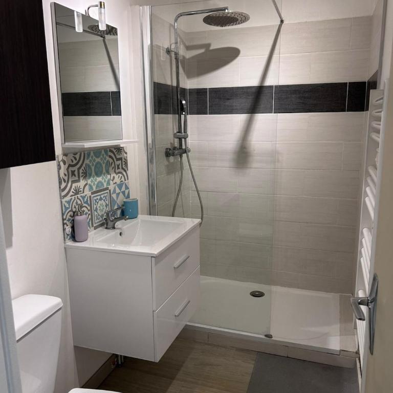 Studio lumineux avec piscine, terrasse et parking privé - Appartement 2 Chambres - 8