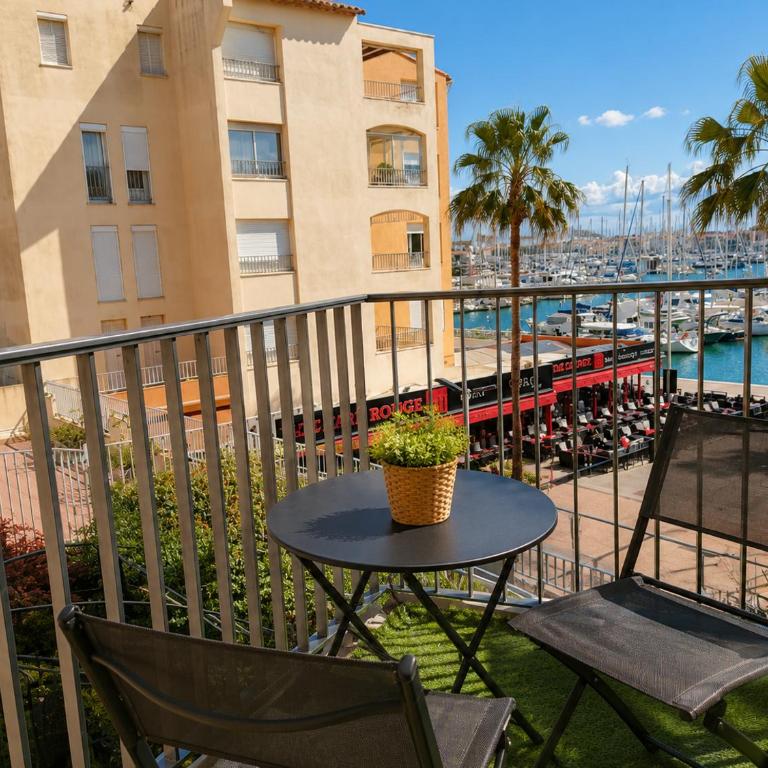 centre port 4 couchage vue sur les bateaux piscine - Studio-Apartment mit Hafenblick - 9