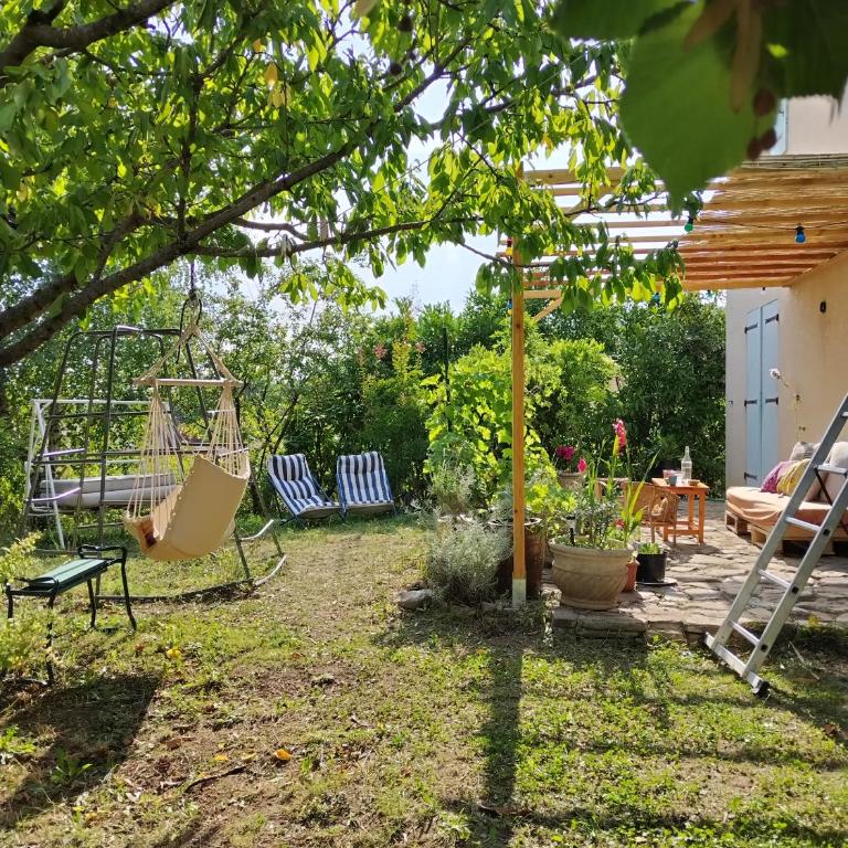 CHAMBRE DOUBLE chez L'HABITANT PARKING PRIVE GRATUIT Salle d'eau privative - Chambre Double - Vue sur Jardin - 14
