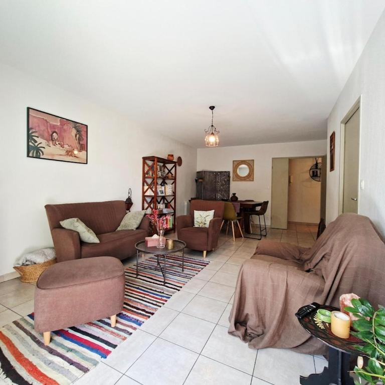Idéalement située en face du canal, en centre ville, quartier calme arboré - Two-Bedroom Apartment - 2