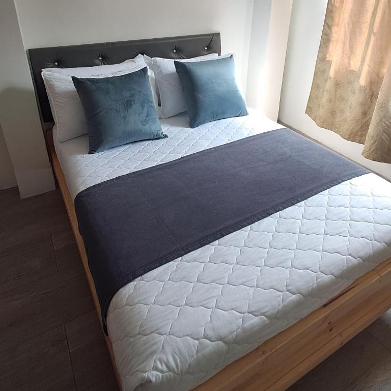 Roxel Home - Four-Bedroom House - 25