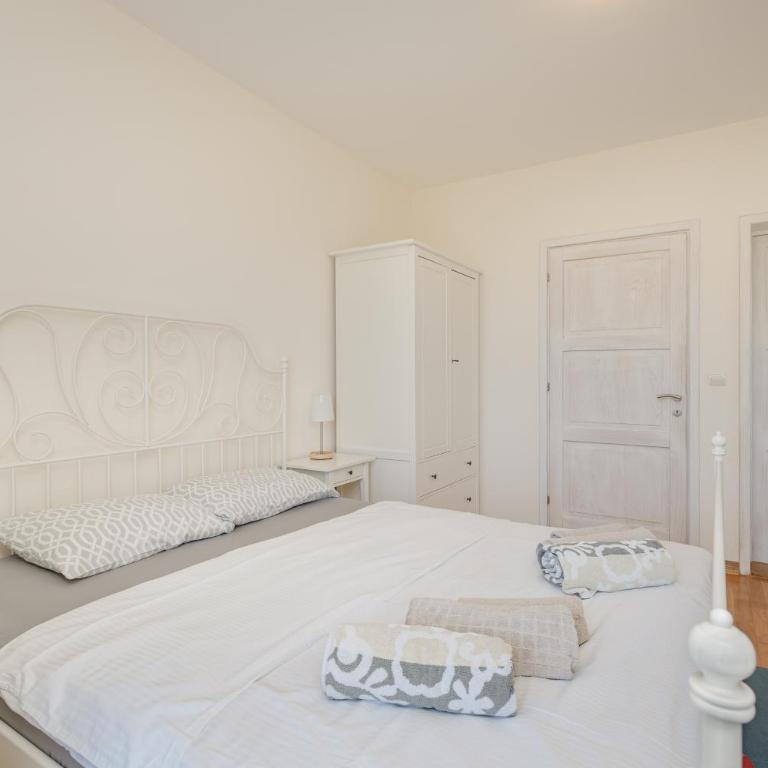 Lavender house with shared pool - Villa - 26