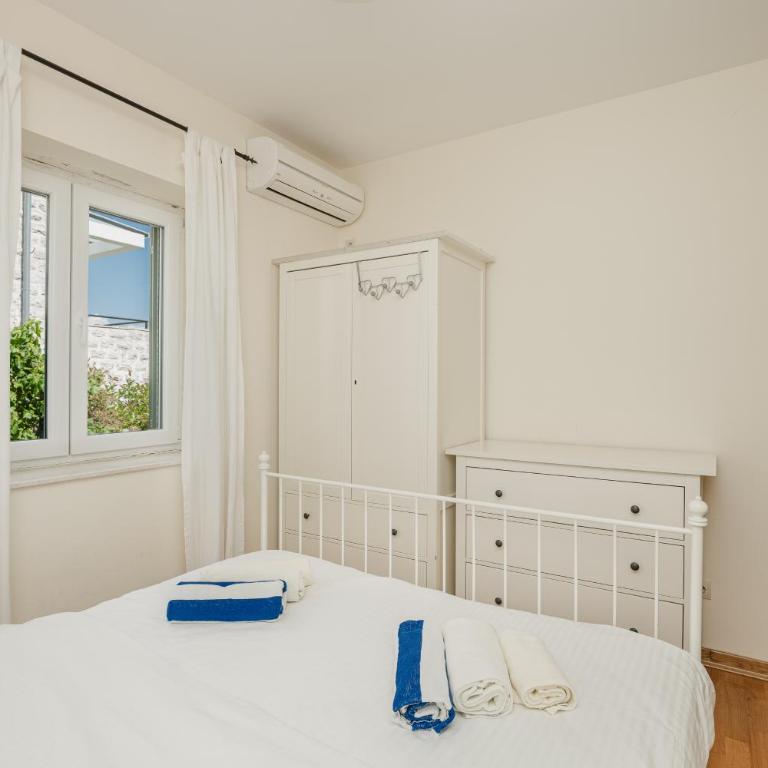 Lavender house with shared pool - Villa - 27