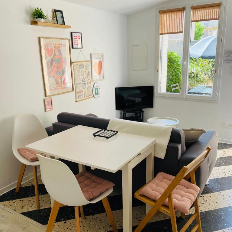 Maisonnette climatisée refaite à neuf avec parking à 300m de la plage - One-Bedroom House - 3