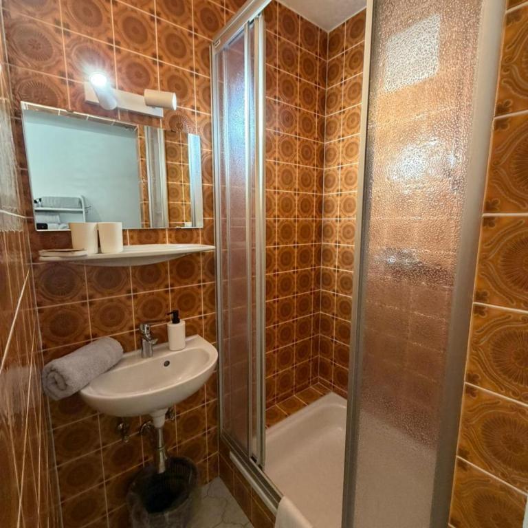 Frühstückspension Irschen - Dreibettzimmer mit eigenem externen Bad - 3