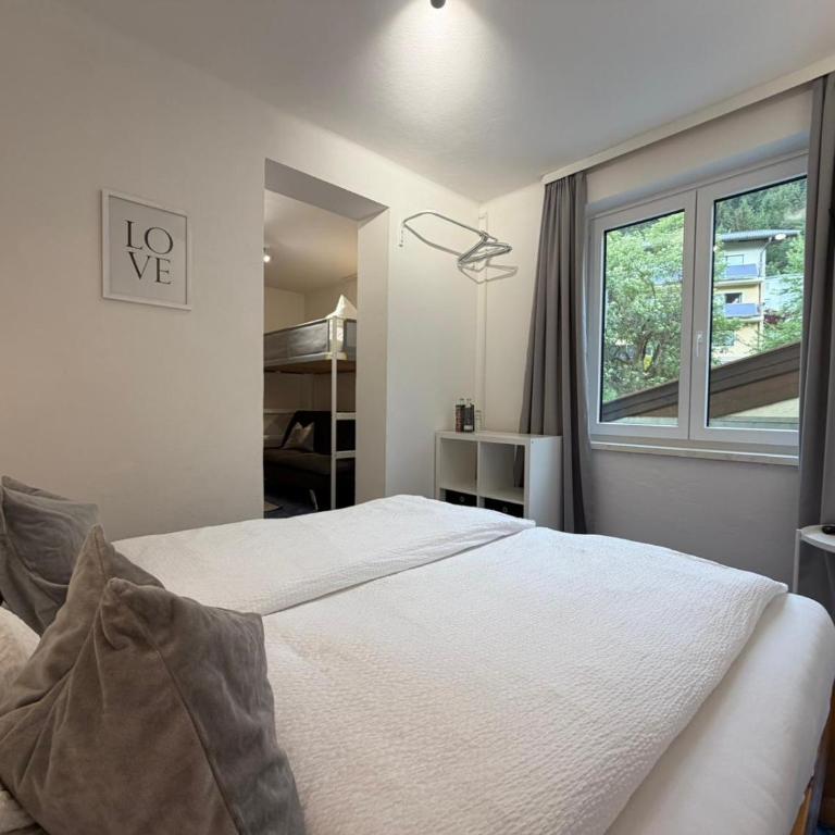 Frühstückspension Irschen - Dreibettzimmer mit eigenem externen Bad - 1