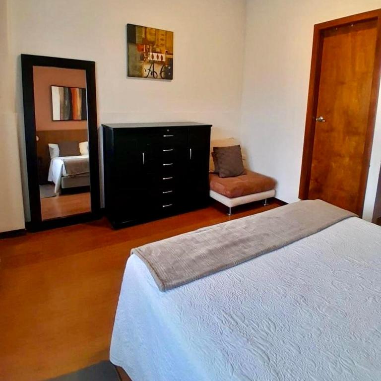 Hospedaje en Quito Norte, Apartamento & Suite independientes - Apartamento de 3 dormitorios - 9