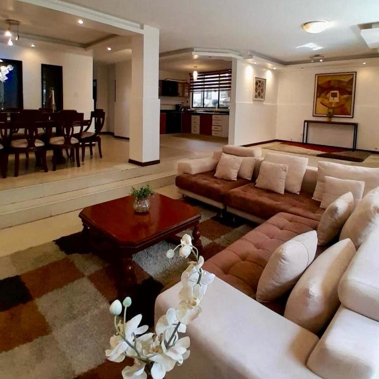 Hospedaje en Quito Norte, Apartamento & Suite independientes - Apartamento de 3 dormitorios - 4