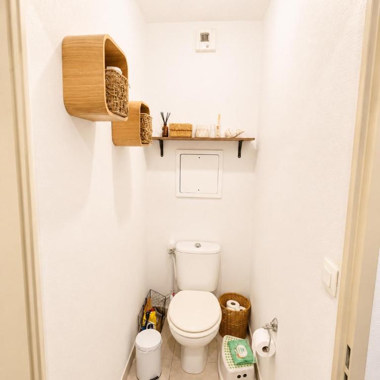 Idéalement située en face du canal, en centre ville, quartier calme arboré - Two-Bedroom Apartment - 10