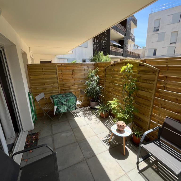 Idéalement située en face du canal, en centre ville, quartier calme arboré - Two-Bedroom Apartment - 9