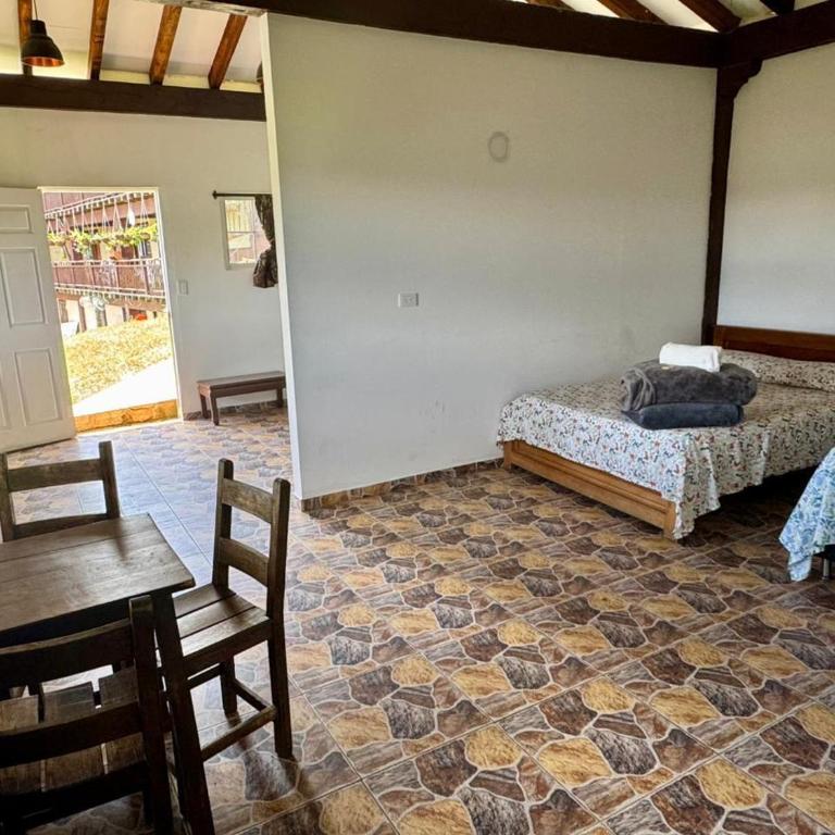 Hostal Inn II Rionegro - Habitación Familiar con bañera - 5