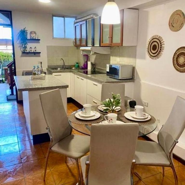Hospedaje en Quito Norte, Apartamento & Suite independientes - Estudio Familiar - 3