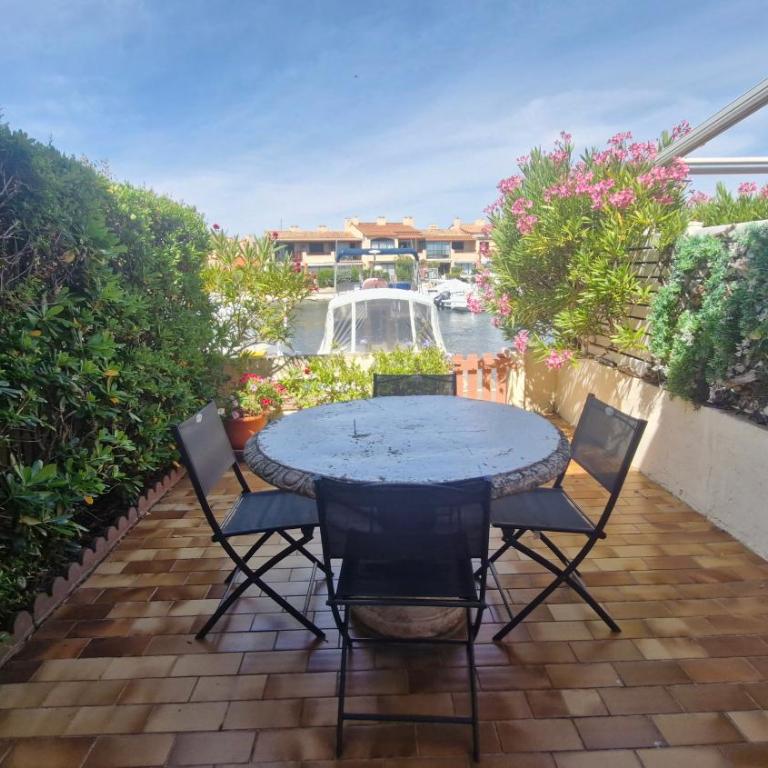 VILLA AUX CAPELLANS SUR LA MARINA POUR 4 PERSONNES - vue Marina - Parking - plage à 5 min à pied - Two-Bedroom House - 1