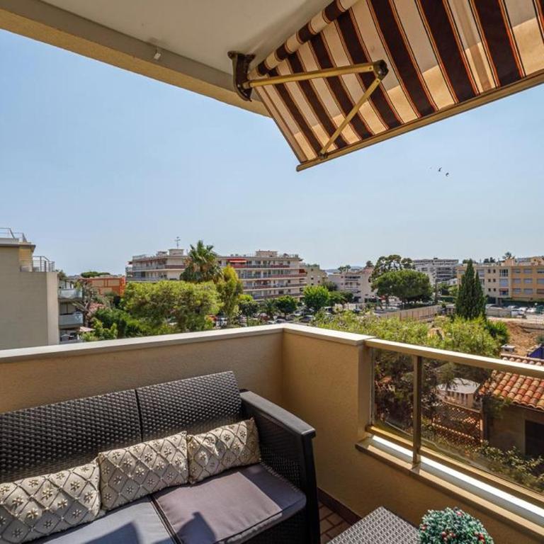 Superb Renovated Studio - Terrace - Beach 2 min away - One-Bedroom Apartment - 2
