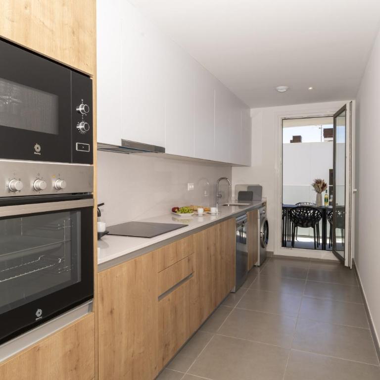 Atica Sol Escape - Three-Bedroom Apartment with Balcony - 14