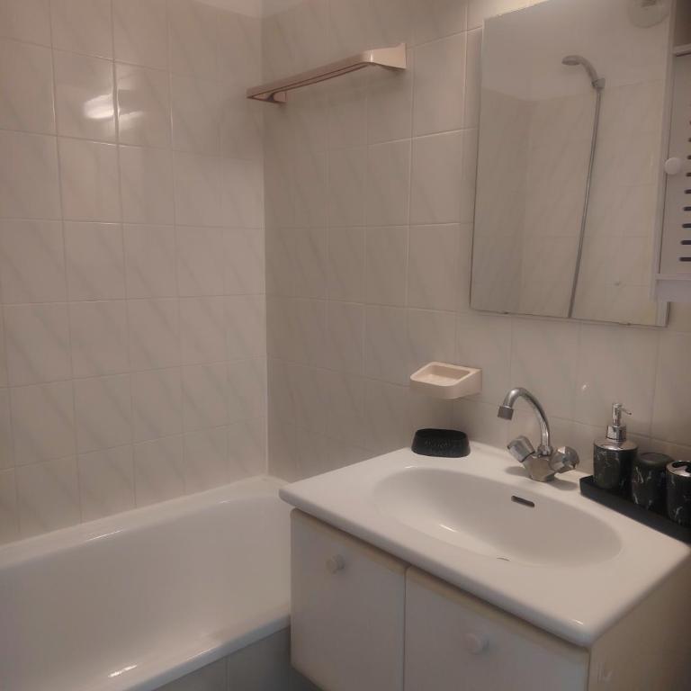 Agréable studio climatisé, avec parking, piscine et vue - Studio - Vue sur Piscine - 12