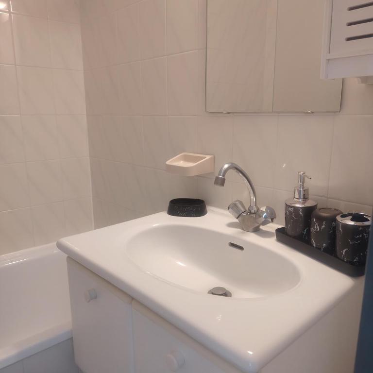 Agréable studio climatisé, avec parking, piscine et vue - Studio - Vue sur Piscine - 11