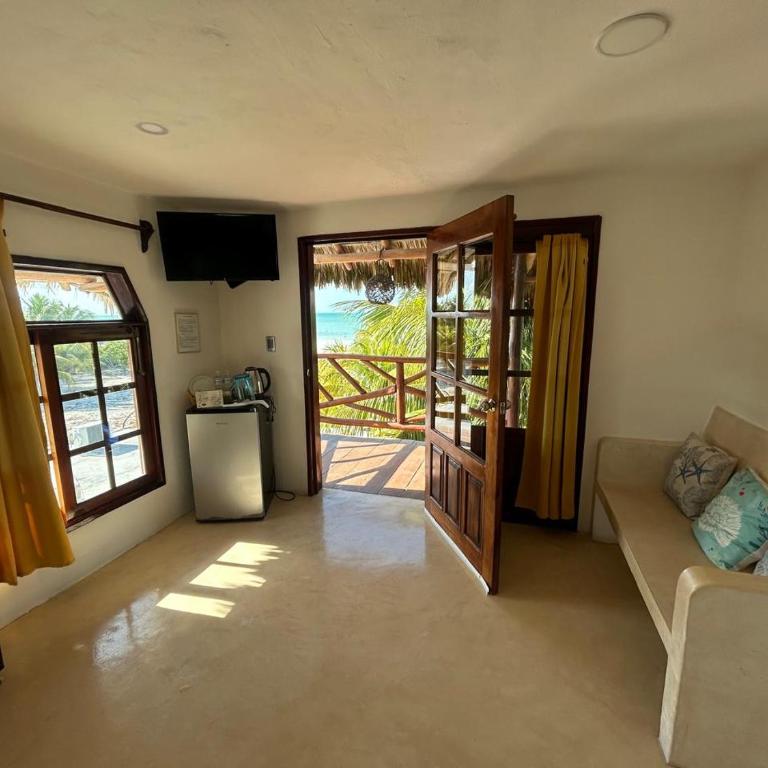Hotelito Crismi - Habitación con cama extragrande y vistas al mar - 8